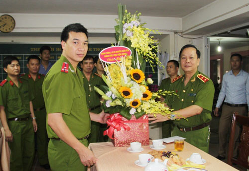 Đồng chí Trung tướng, GS.TS. Nguyễn Xuân Yêm, Giám đốc Học viện tặng hoa chúc mừng cán bộ, chiến sĩ Tổ xe nhân ngày truyền thống lực lượng kho và vận tải CAND